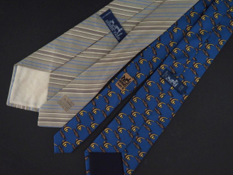 Vente aux enchères HERMES, Paris Ensemble comprenant :  - une cravate en soie polychrome,