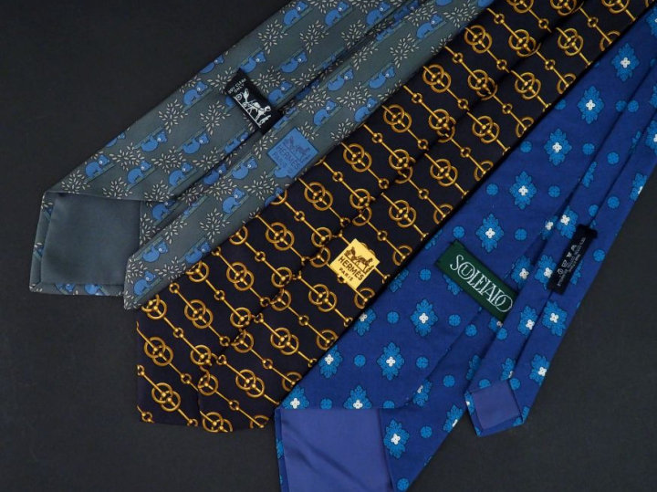 HERMES, Paris Ensemble comprenant :  - une cravate probablement en soi