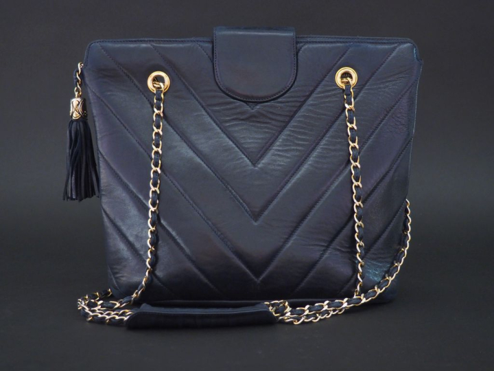 CHANEL,  Sac en cuir bleu marine.  Fermeture à rabat et pression, orné