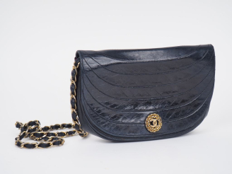 Vente aux enchères Sac bandoulière de forme besace en cuir bleu marine.  Fermeture à raba