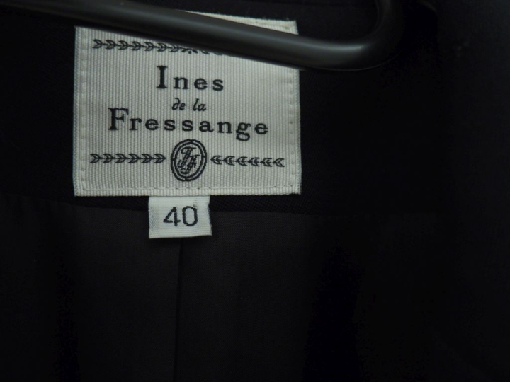Inès de La FRESSANGE,  Tailleur en laine noir, comprenant :  - un vest