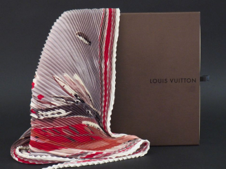 Vente aux enchères Louis VUITTON,  Foulard en soie plissée polychrome, à décor d'une vill