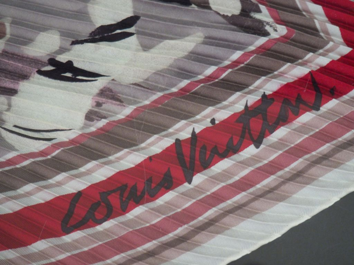 Louis VUITTON,  Foulard en soie plissée polychrome, à décor d'une vill