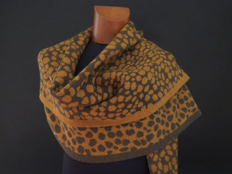 Vente aux enchères YVES SAINT LAURENT,  Grande étole à franges, probablement en laine, à 