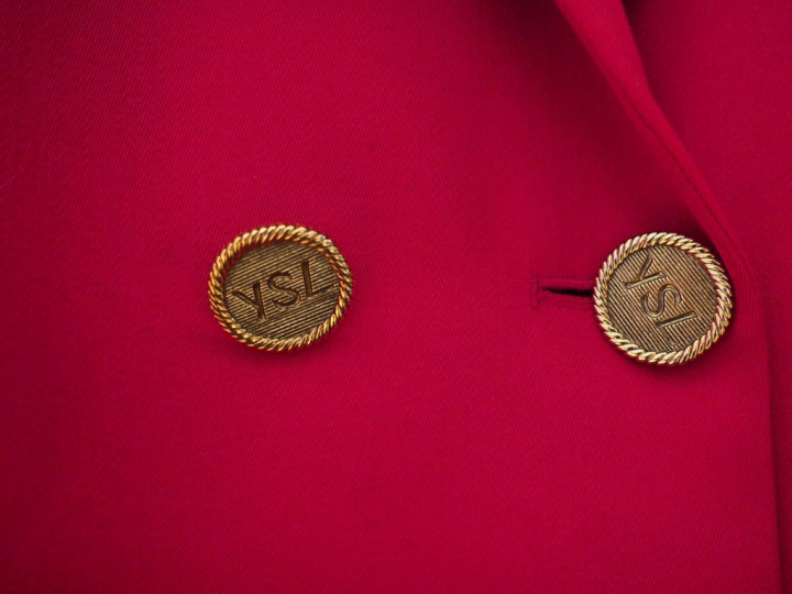 YVES SAINT LAURENT  Veste croisée de couleur framboise écrasée en lain