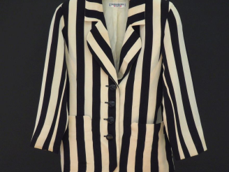 Vente aux enchères YVES SAINT LAURENT, Rive gauche Veste à rayures crèmes et noires.  Fer