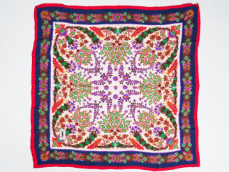 Vente aux enchères YVES SAINT LAURENT,  Foulard probablement en soie, à décor polychrome 