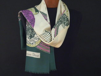 Vente aux enchères Christian DIOR,  Foulard de forme rectangulaire probablement en soie, 