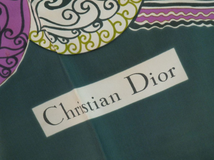 Christian DIOR,  Foulard de forme rectangulaire probablement en soie, 