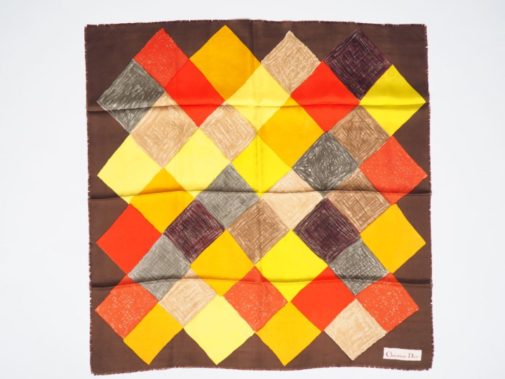 Christian DIOR,  Foulard probablement en soie, à décor polychrome de d