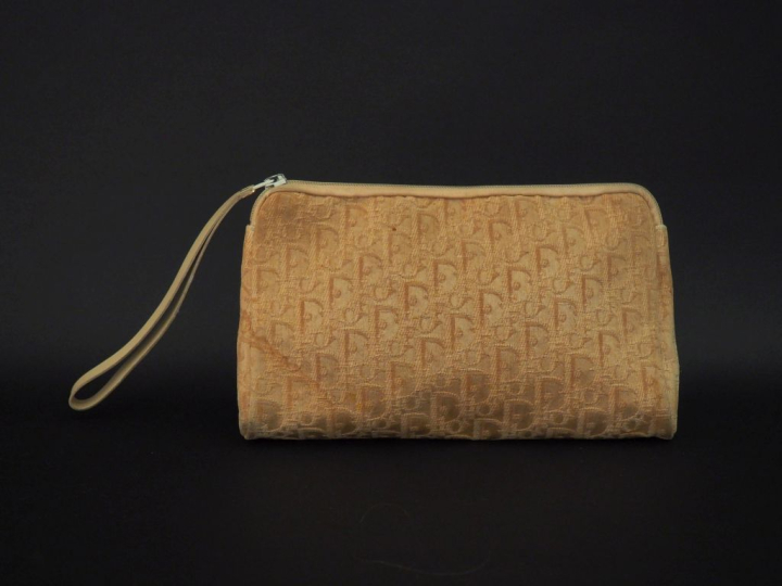 Christian DIOR,  Pochette de soirée en tissu siglé de couleur crème. S