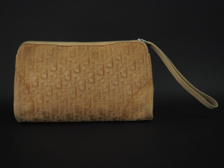 Christian DIOR,  Pochette de soirée en tissu siglé de couleur crème. S