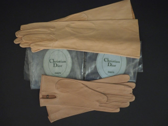 Vente aux enchères Christian DIOR,  Deux paires de gants en cuir beige.  Dans leurs poche