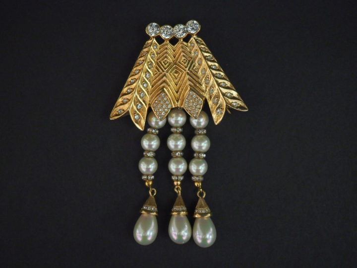 Christian DIOR,  Broche en métal doré de forme géométrique sertie de s