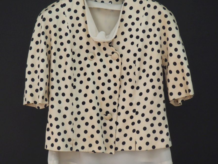 Karl LAGERFELD Veste en viscose (100%), à pois noirs sur fond crème.  