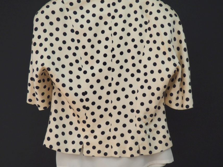 Karl LAGERFELD Veste en viscose (100%), à pois noirs sur fond crème.  