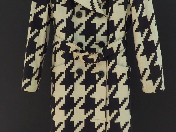 DOLCE   GABBANA Manteau croisé à motifs géométrique noirs et blancs.  