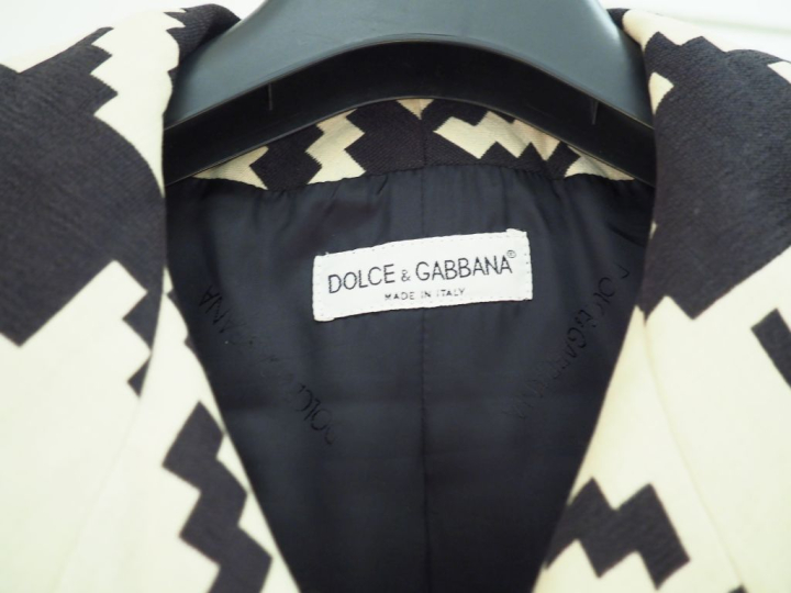 DOLCE   GABBANA Manteau croisé à motifs géométrique noirs et blancs.  