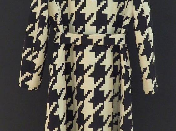 DOLCE   GABBANA Manteau croisé à motifs géométrique noirs et blancs.  