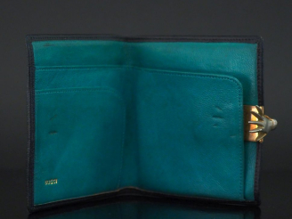 Vente aux enchères GUCCI Petite porte-monnaie vintage en cuir. Le fermoir en forme de mai