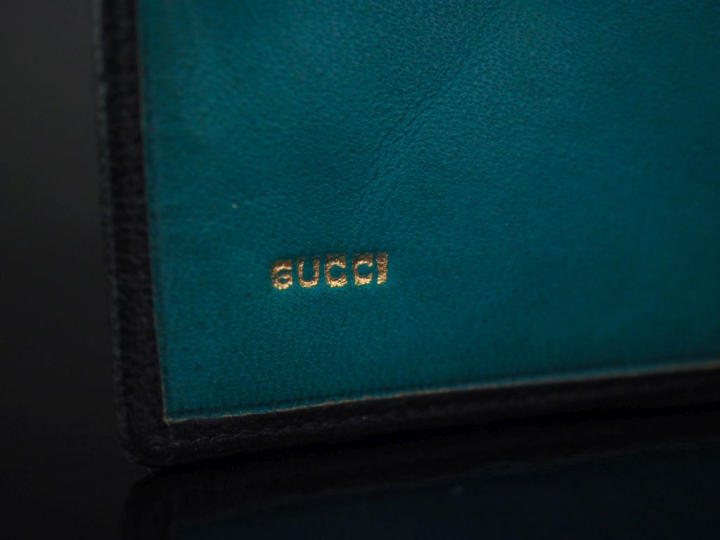 GUCCI Petite porte-monnaie vintage en cuir. Le fermoir en forme de mai