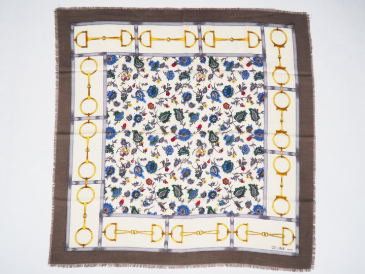 CELINE, Paris Carré en laine (100%) polychrome, à décor de fleurs.  Le