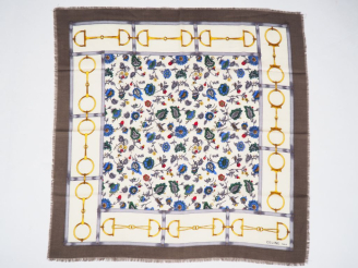 Vente aux enchères CELINE, Paris Carré en laine (100%) polychrome, à décor de fleurs.  Le