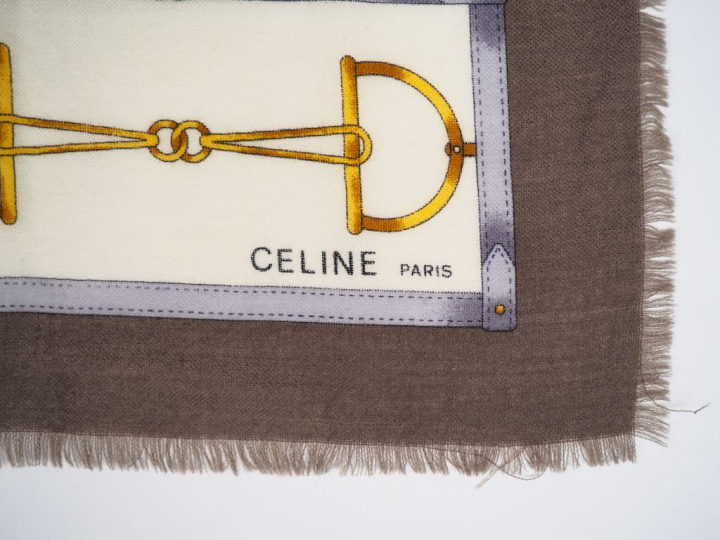 CELINE, Paris Carré en laine (100%) polychrome, à décor de fleurs.  Le