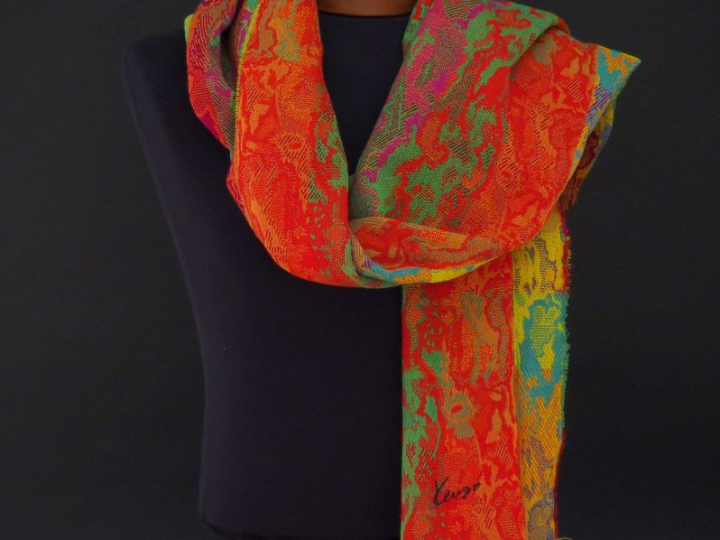 KENZO,  Etole probablement en laine, à décor bariolé.  Signée.  69 x 1