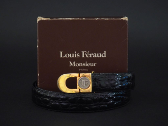 Vente aux enchères Louis FERAUD,  Ceinture pour homme en cuir noir.  Boucle dorée, ornée 