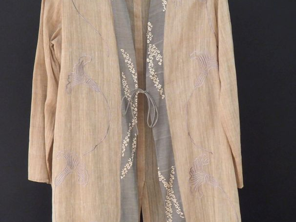 Sortie de bain ou tunique beige en soie (?), à décor de fleurs.  Encol