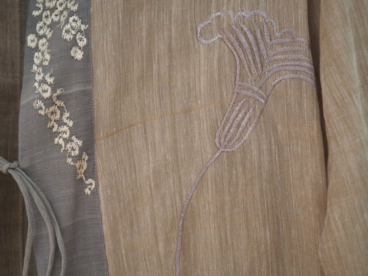 Sortie de bain ou tunique beige en soie (?), à décor de fleurs.  Encol