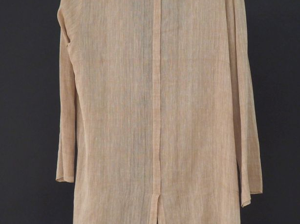 Sortie de bain ou tunique beige en soie (?), à décor de fleurs.  Encol