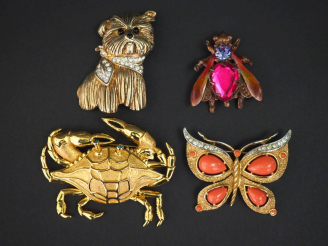 Vente aux enchères Ensemble comprenant :  - une broche GAS en forme de mouche. 3,5 x 3,2 