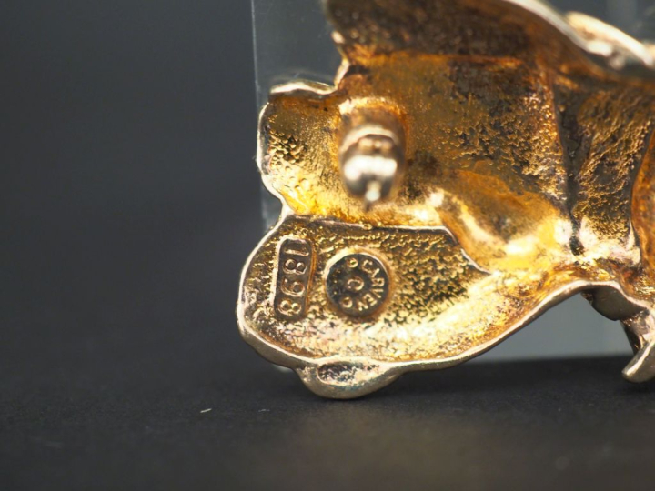 Ensemble comprenant :  - une broche GAS en forme de mouche. 3,5 x 3,2 