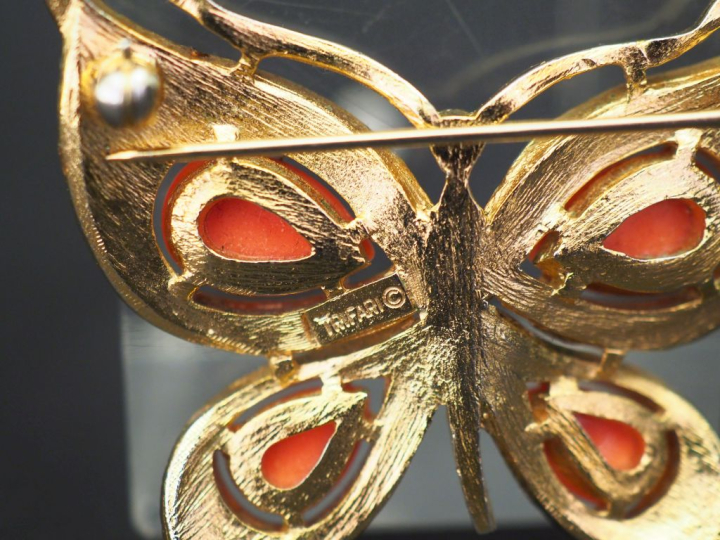 Ensemble comprenant :  - une broche GAS en forme de mouche. 3,5 x 3,2 