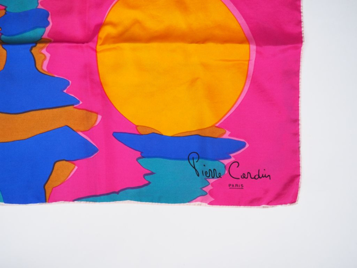Pierre CARDIN, Paris Foulard en soie polychrome, à décor de motifs abs