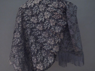Vente aux enchères Grand châle noir en broderie, à décor de fleur.  Les bords ornés de fr