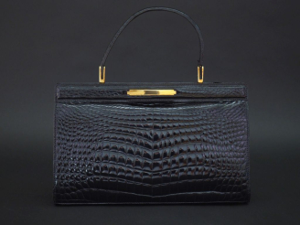 Vente aux enchères BERMA Sac en cuir noir façon crocodile.  Une anse portée main.  Intéri