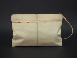 Vente aux enchères DOMO,  Pochette en cuir de couleur crème.  Une poche à pression à l'av