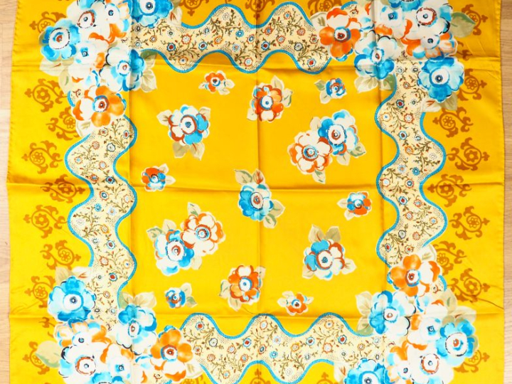 Ensemble comprenant :  - Loris AZZARO, Paris Carré en soie polychrome,