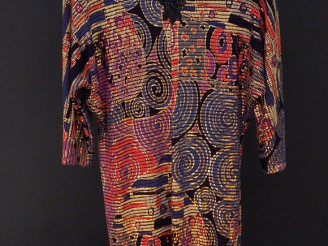 Vente aux enchères Robe fluide en tissu, à décor polychrome de motifs abstraits rehaussés