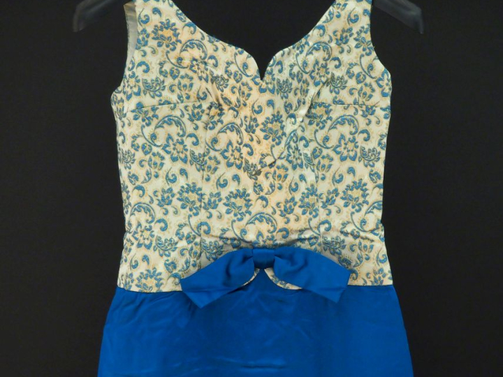Robe de soirée sans manche probablement en soie ou satin.  Le haut de 