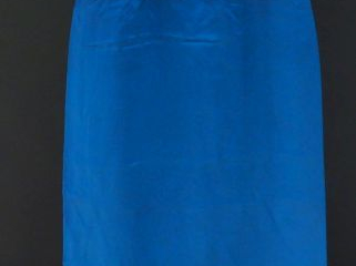 Robe de soirée sans manche probablement en soie ou satin.  Le haut de 