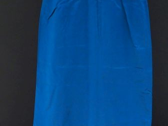 Robe de soirée sans manche probablement en soie ou satin.  Le haut de 