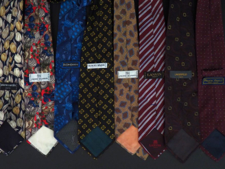 Vente aux enchères Ensemble comprenant :  - une cravate en soie YVES SAINT LAURENT - deux