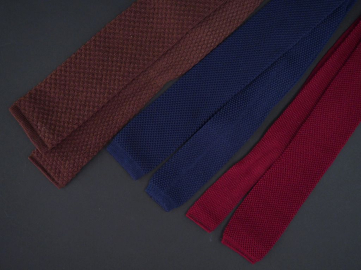 Reine WOLLE,  Cravate en laine de couleur marron. (trou) On y joint un