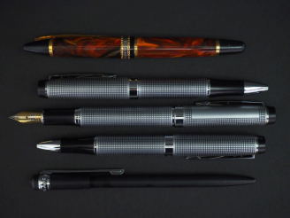 Vente aux enchères BALMAIN Ensemble comprenant un stylo plume et deux stylos bic. On y jo