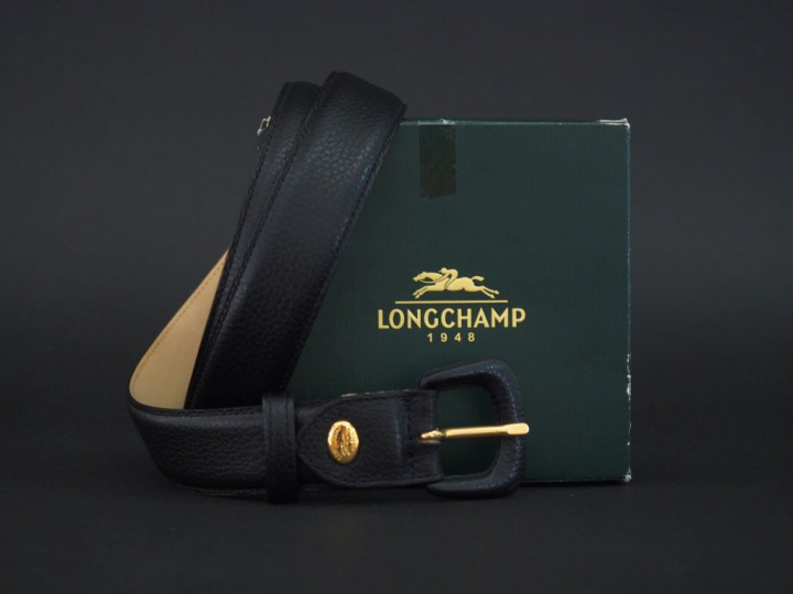 LONGCHAMP,  Ceinture en cuir de vachette noir. Boucle dorée.  Signée. 