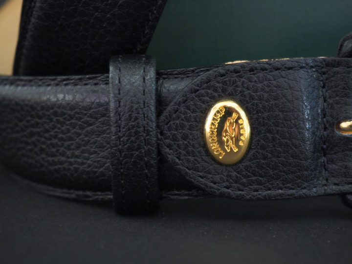 LONGCHAMP,  Ceinture en cuir de vachette noir. Boucle dorée.  Signée. 